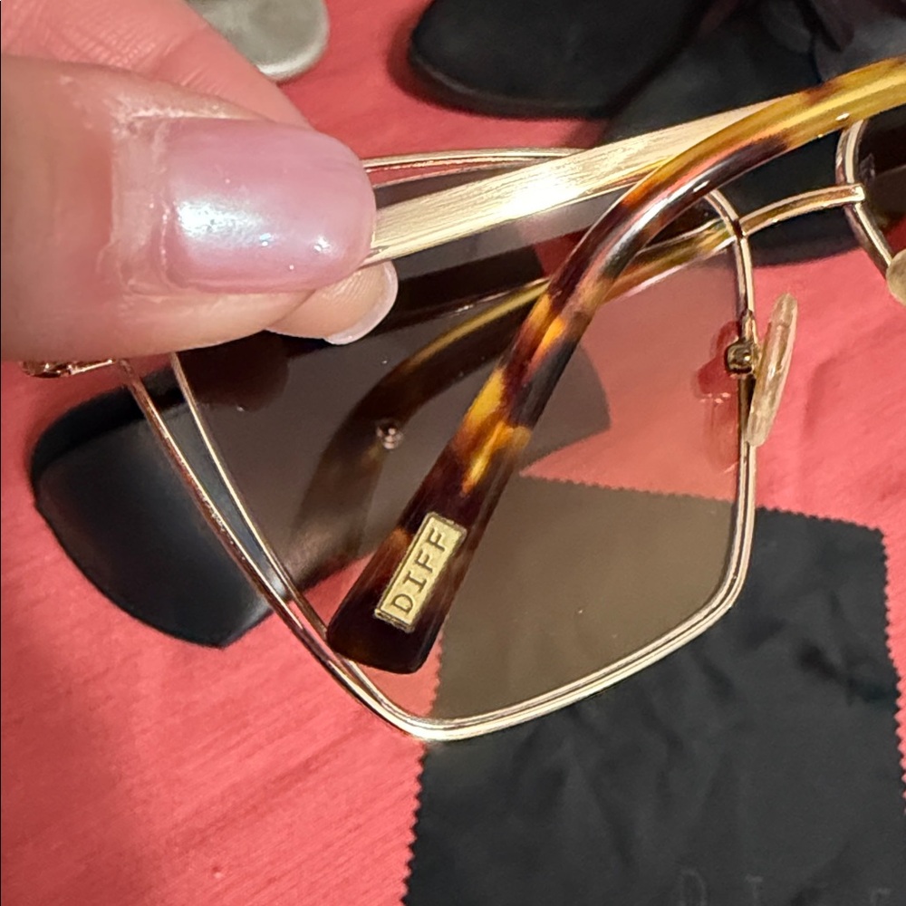 ✨Closet Price Drops!✨ Diff Sunglasses with case - Picture 3 of 5
